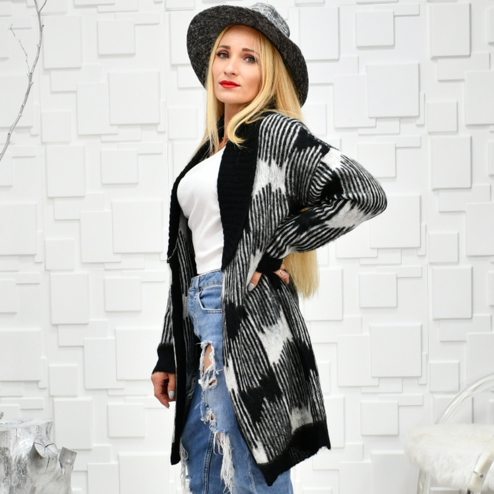 🛑LAST 1🛑CHIC BLACK and WHITE COZY CARDIGAN - Picture 3 of 4